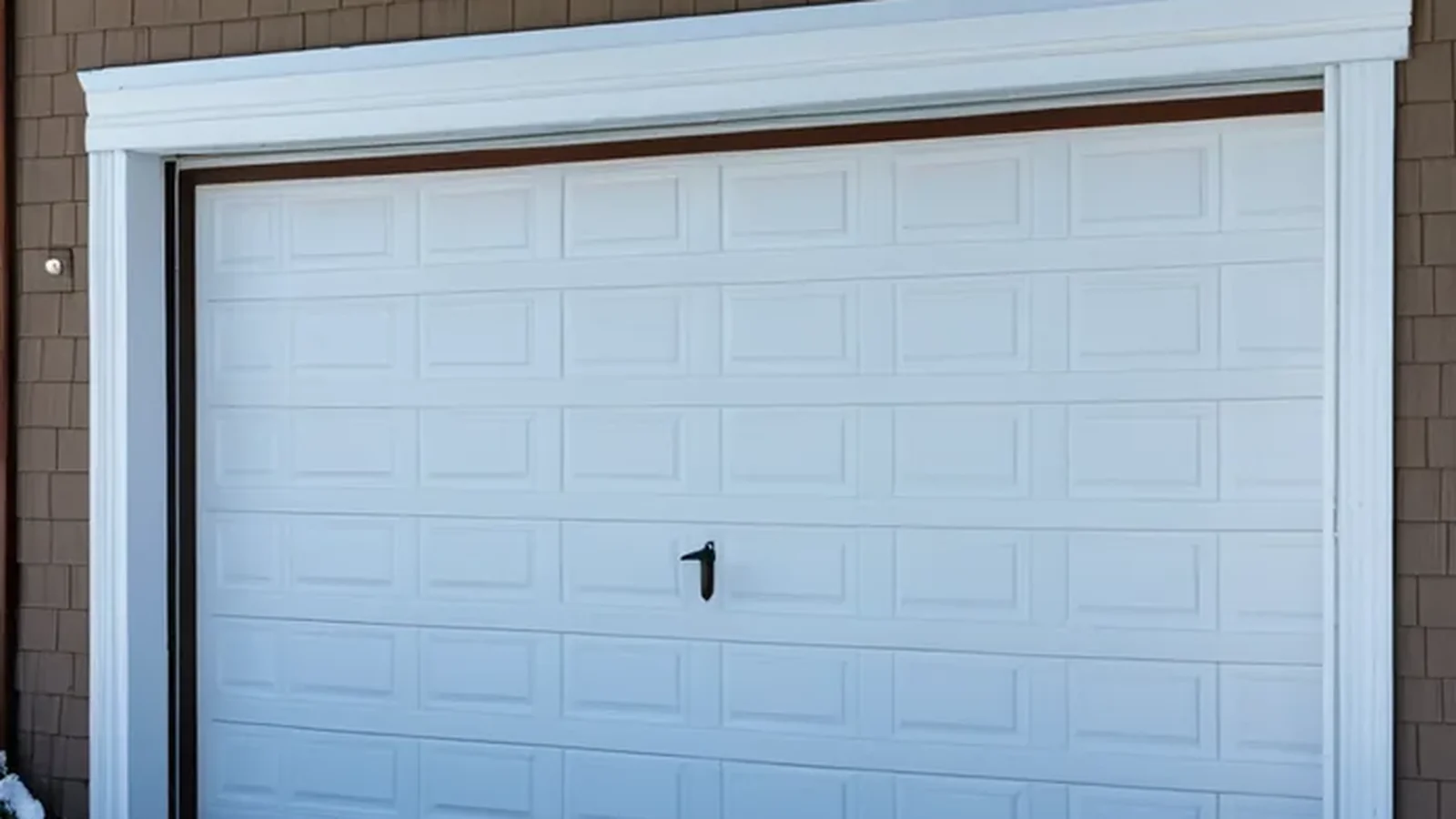 Garage sous la neige — ambiance hivernale